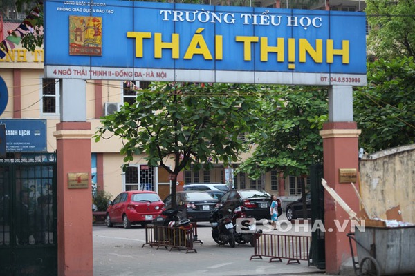 Thiếu nơi gửi xe, chủ phương tiện đưa xe vào trường học