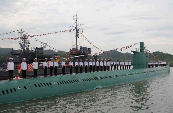 Lực lượng tàu ngầm của Hải quân Triều Tiên cũng thuộc hàng đông nhất thế giới với 70 tàu các loại. Tuy nhiên, các tàu đều lạc hậu, chỉ thích hợp hoạt động tuần tra bờ biển, chở quân đột nhập đường biển.