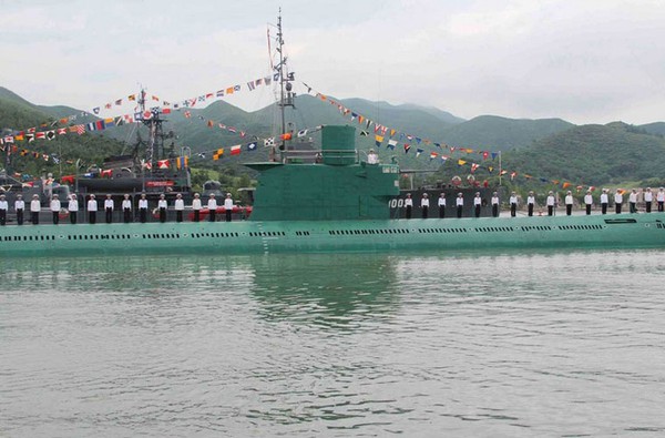 Những tàu ngầm lớn nhất của Triều Tiên gồm 22 chiếc lớp Romeo (Liên Xô thiết kế) có lượng giãn nước 1.830 tấn (khi lặn), dài 76,6m. Tàu được trang bị 8 máy phóng ngư lôi cỡ 533mm với 14 quả ngư lôi chống tàu mặt nước/chống ngầm. Loại tàu này được chế tạo theo công nghệ những năm 1950 nên có độ ồn lớn, dễ dàng bị hệ thống định vị thủy âm tối tân Mỹ - Hàn phát hiện.