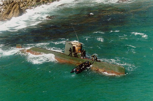 Triều Tiên cũng tự sản xuất 40 tàu ngầm mini lớp Sang-O dài 34m, lượng giãn nước 370 tấn khi lặn. Tàu trang bị 2 máy phóng ngư lôi 533mm. Loại tàu này chủ yếu phục vụ hoạt động đặc biệt đưa quân lính đột nhập bờ biển Hàn Quốc. Trong ảnh là một tàu ngầm Sang-O bị mắc cạn khi xâm nhập bờ biển Hàn Quốc năm 1996.