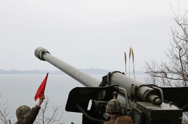 Lực lượng phòng thủ bờ biển trên đất liền của Triều Tiên chủ yếu trang bị pháo xe kéo, pháo tự hành và một số bệ phóng tên lửa chống tàu tầm ngắn kiểu cũ.