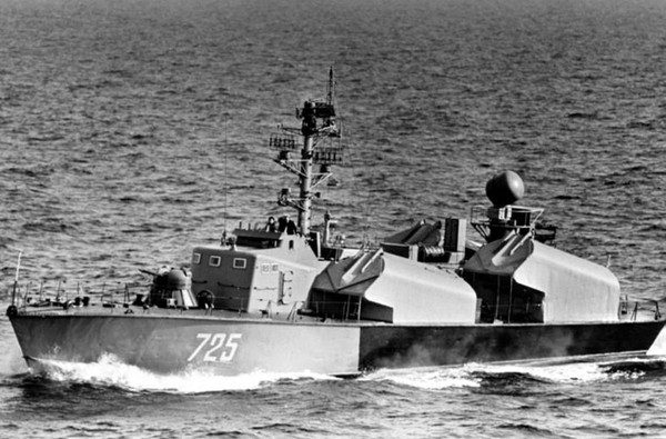 Hải quân Triều Tiên còn trang bị khoảng 24 tàu cao tốc tên lửa cỡ nhỏ do nước này sản xuất hoặc Liên Xô viện trợ. Hầu hết các tàu đều chỉ có lượng giãn nước 100-200 tấn, trang bị 2-4 tên lửa chống tàu cận âm P-15 Termit hoặc CSS-N-1. Tuy nhiên, các loại tên lửa này đều thuộc thế hệ rất cũ, dễ bị hệ thống phòng không tiên tiến Hàn Quốc đánh chặn. Ảnh minh họa