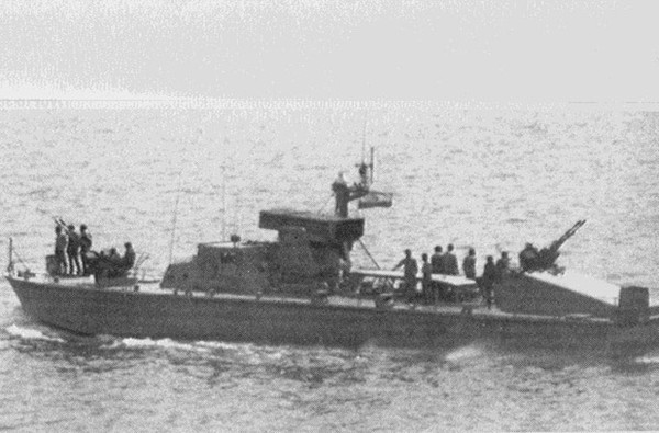 Một loại tàu tuần tra cao tốc của Triều Tiên được trang bị giàn pháo phản lực phóng loạt thích hợp cho việc dọn bãi trong chiến dịch đổ bộ đường biển.