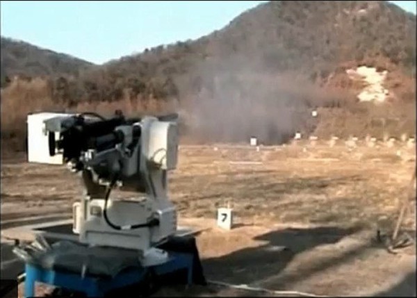 Hình ảnh súng máy Super aEgis II của Hàn Quốc diễn tập bắn đạn thật diệt mục tiêu tại khu vực biên giới.