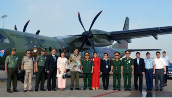 Sĩ quan quân đội Việt Nam chụp ảnh cùng máy bay vận tải CN-295