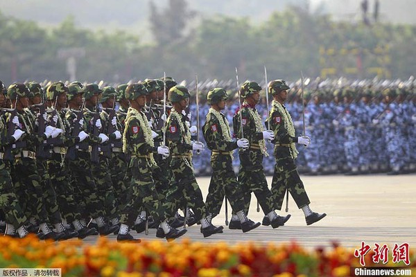 Buổi duyệt binh lần này của quân đội Myanmar được truyền thông TQ lưu ý bởi 2 lý do, thứ nhất cuộc duyệt binh lần này có sự góp mặt của bà Aung San Suu Kyi, thủ lĩnh đối lập tại Myanmar, đã xuất hiện lần đầu tiên trong một cuộc diễu binh tại nước này, lý do thứ 2 là trong buổi diễu hành lần này có quân đội Myanmar đã sử dụng khá nhiều vũ khí, khí tài được nhập từ TQ.
