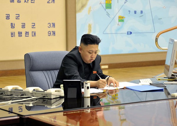 Bằng chứng mới nhất về việc truyền thông Triều Tiên đang làm lố đó là hình ảnh nhà lãnh đạo Kim Jong Un bên cạnh một chiếc bàn trong phòng chỉ huy tác chiến. Bức hình được đăng kèm tin ông Kim triệu tập một cuộc họp khẩn với giới tướng lĩnh quân đội chóp bu để chỉ thị cho các đơn vị tên lửa chiến lược sẵn sàng tấn công các căn cứ Mỹ trên đất liền và ở Thái Bình Dương.