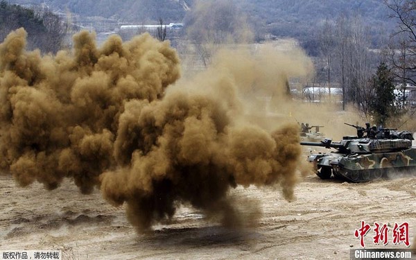 Cuộc tập trận xe tăng diễn ra tại huyện Hwacheon, gần biên giới với Triều Tiên, với sự tham gia của các xe bọc thép, xe tăng, trực thăng của quân đội Hàn Quốc ngay lập tức đã nhận được những lời chỉ trích từ giới truyền thông TQ.