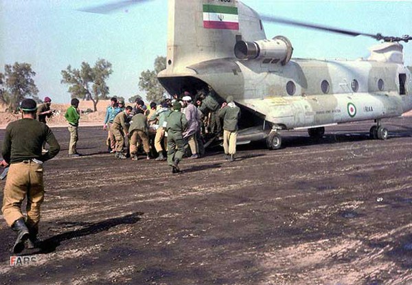 Nhiệm vụ chủ yếu của CH-47 Chinook là vận chuyển quân và trang thiết bị, đặt các khẩu pháo vào những vị trí khó di chuyển.