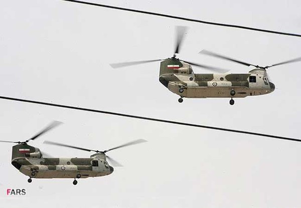 Biên chế vận hành CH-47 Chinook tối thiểu gồm 4 người: 2 phi công, 1 kỹ thuật viên và cơ trưởng.