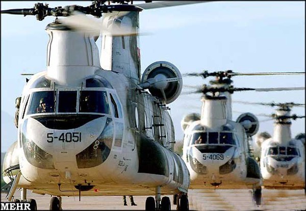 Đối với những sứ mệnh phức tạp hơn, con số có thể tăng lên 5. Tốc độ di chuyển cao nhất của trực thăng Chinook là 238 km/h.