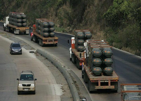 Quân đội Venezuela hiện cũng đang có trong trang bị của mình rất nhiều vũ khí của Liên Xô/Nga như xe tăng, xe bọc thép, pháo tự hành, máy bay, trực thăng... Chính vì thế Washington đang tỏ rõ sự không bằng lòng trong mối quan hệ hợp tác giữa 2 quốc gia này.