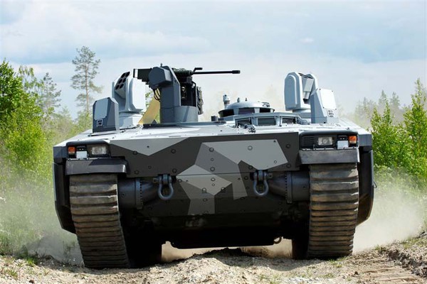 Chưa dừng lại tại đó, CV90 Armadillo còn được trang bị thêm thiết bị hỗ trợ quan sát và liên lạc mới đáp ứng yêu cầu của chiến tranh hiện đại.