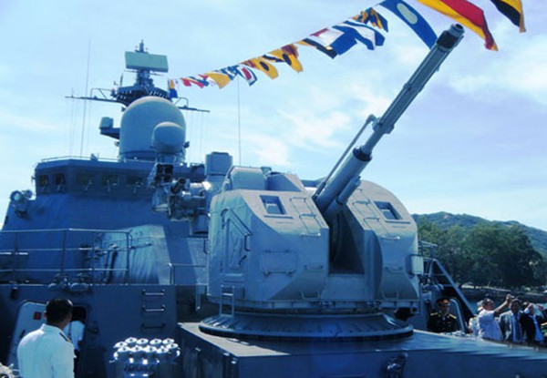 Chiến hạm Đinh Tiên Hoàng và Lý Thái Tổ có chiều dài 102m, rộng 13,7m, lượng rẽ nước 2.100 tấn, có thể hoạt động trong điều kiện gió cấp 10-12. Trên tàu được trang bị hệ thống vũ khí phòng vệ lẫn tấn công, như tên lửa, pháo, máy bay, radar…