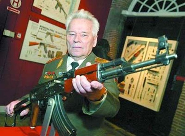 Mikhail Timofeyevich Kalashnikov sinh ngày 10/11/1919, là Tổng công trình sư thiết kế vũ khí nổi tiếng của Liên Xô, ông là cha đẻ của tiểu liên AK-47 huyền thoại, được xem là nền tảng cơ bản cho những loại súng bộ binh tấn công hiện đại của Nga ngày nay như: AK-74, AK-100, AK-200, AK-12...