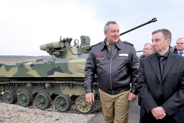 Phó Thủ tướng Rogozin thăm lữ đoàn dù 106. Trong đó có sự hiện diện của loại xe bọc thép đổ bộ đường không BMD-2 nâng cấp với sự bổ sung 2 tên lửa dẫn đường chống tăng ở trên tháp pháo.
