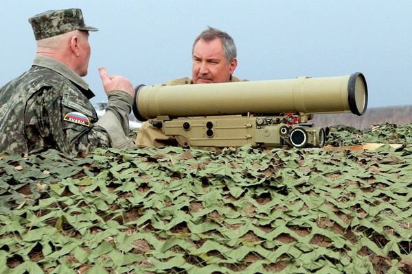 Ông Rogozin còn được giới thiệu về các ụ lô cốt ngụy trang cho tên lửa chống tăng Korrnet-E.