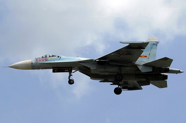 Nói về lưới lửa phòng không của Việt Nam, phương tiện đầu tiên phải kể đến là các chiến đấu cơ. Giữa những năm 1990, trước yêu cầu chiến đấu mới, Việt Nam nhập khẩu một vài tiêm kích đa năng Su-27SK của hãng Sukhoi (Nga). Su-27SK có khả năng mang tới 8 tấn vũ khí gồm tên lửa đối không và bom không điều khiển.