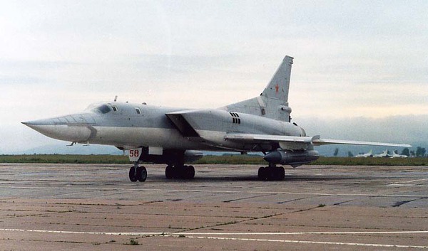 Tu-22M có thể mang theo 3 tên lửa không đối đất Kh-22 và thực sự là kẻ sát thủ đối với các tàu nổi và tàu sân bay, thậm chí là các loại tên lửa gắn đầu đạn hạt nhân. Khi đánh giá về cuộc tập trận này của Nga, giới quân sự Mỹ đã bày tỏ lo ngại thực sự. (Ảnh: Tu-22M3 với tên lửa Kh-22MA).