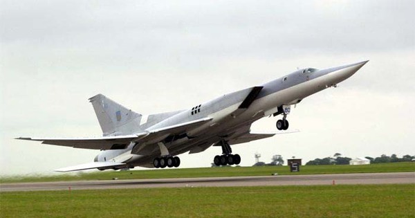 Tu-22 là máy bay ném bom được Liên Xô thiết kế từ những năm 1970. Máy bay nặng 126 tấn, sử dụng 2 động cơ phản lực, cánh cụp cánh xòe để thay đổi tốc độ.