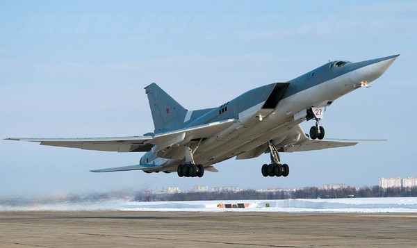 Tu-22 đạt tốc độ bay cực đại là 2.300 km/h và có bán kính chiến đấu 2.400 km. Ban đầu máy bay được trang bị một cần tiếp nhiên liệu trên không để có thể tiếp dầu và tăng tầm hoạt động nhưng vào đầu những năm 1980, sau đó đã bị gỡ bỏ.