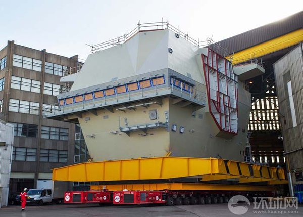 Những hình ảnh mới nhất cho thấy đảo tàu thứ 2 trên tàu sân bay “Queen Elizabeth” đã được hoàn thành tại xưởng và được vận chuyển để hoàn thành lắp ráp với phần thân tàu.