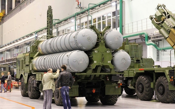 Xe mang bệ phóng tên lửa S-300PMU2 trong nhà máy Obukhov.