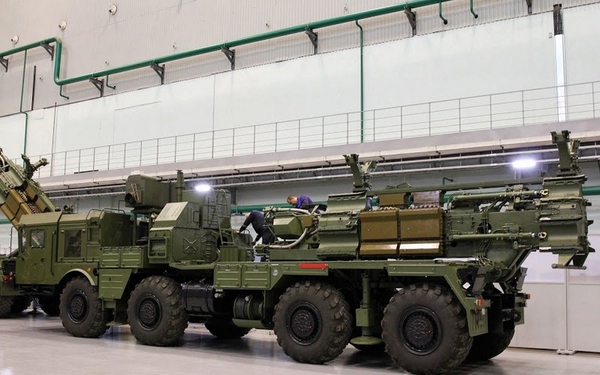 Xe mang bệ phóng tên lửa S-300PMU2 tối tân đang chờ được lắp đạn ở bên trong nhà máy.