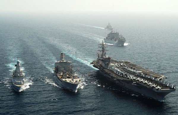 Khu trục hạm Anh HMS Dragon (trái) đang tiếp dầu cạnh tàu sân bay USS D.Eisenhower CVN69