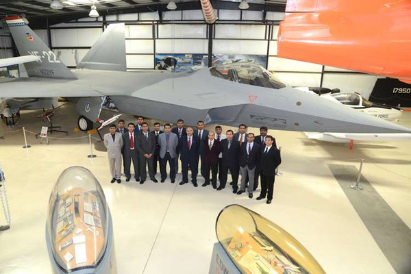 Truyền thông TQ đưa tin vào ngày 13/5 một đoàn đại biểu của lực lượng quân đội Ấn Độ đã có chuyến thăm bất ngờ tới Ấn Độ và điểm đến của đoàn đại biểu này là Căn cứ không quân Edwards để thăm quan máy bay hiện đại YF22.