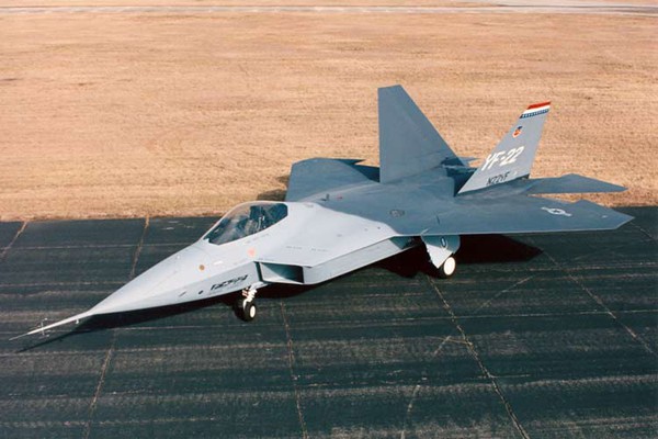 Để đảm bảo tàng hình trước radar đối phương, YF-22 giấu kín tên lửa và bom vào khoang trong.