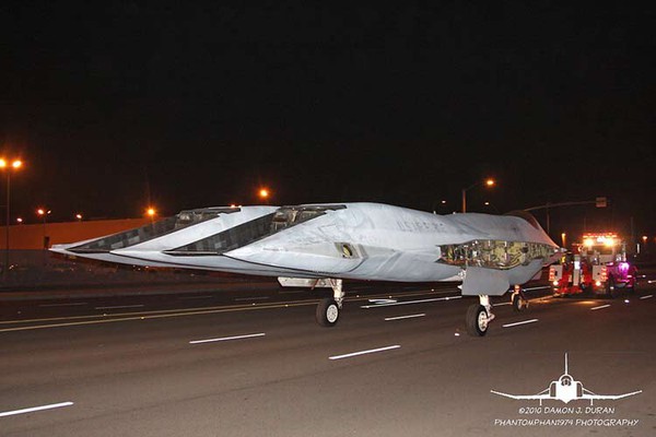 Tuy nhiên, mới đây trên nhiều trang mạng quân sự đã xuất hiện hình ảnh chiếc YF-23 bị “lột trần“ hệ thống thiết bị bên ngoài, bị cắt bỏ cánh và phần đuôi khiến nhiều người cảm thấy cái giá của kẻ thua cuộc YF-23 thật thảm hại.