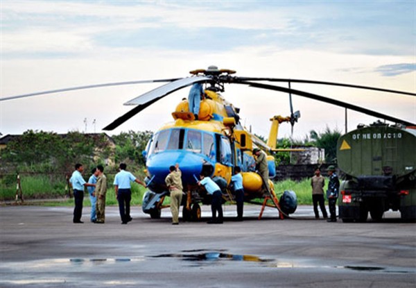 Theo Đại tá Trần Văn Quang, Trung đoàn trưởng Trung đoàn Trực thăng 917, đơn vị đã hoàn thành hơn 30% nhiệm vụ huấn luyện nâng cao trình độ chuyên môn, nghiệp vụ và trên 40% nhiệm vụ thường xuyên so với kế hoạch của năm. (Trong ảnh: Các phi công, thợ máy và nhân viên phục vụ mặt đất làm công tác chuẩn bị bay).