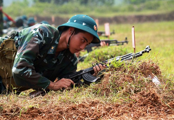 Ngay từ sáng sớm, cán bộ, chiến sĩ Tiểu đoàn 11 và Trung đoàn 218 đã có mặt đông đủ trên thao trường. Đây là đợt kiểm tra cuối cùng nhằm đánh giá quá trình rèn luyện của chiến sĩ mới.