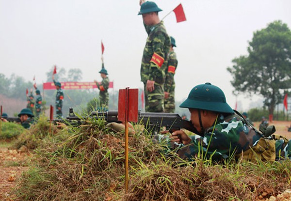 Mặc cho thời tiết không thuận lợi, không khí thao trường vẫn sôi nổi. Từng chiến sĩ với gương mặt rắn rỏi sẵn sàng bước vào kiểm tra nội dung bắn súng AK. 8 chiến sĩ của Đại đội 1, Tiểu đoàn 11 vào nhận đạn, rồi bình tĩnh ngắm bắn, những tiếng nổ đanh giòn vang trên thao trường. Khẩu lệnh của người chỉ huy vang lên: “Thôi bắn, tháo đạn, khám súng”.