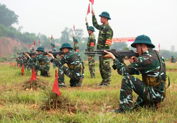 Ở tuyến chờ, nhiều tiếng rì rầm của chiến sĩ phán đoán kết quả của đợt bắn. Từ xa, tổ báo bia lần lượt báo kết quả của từng người bắn. Những tràng vỗ tay vang lên phần nào giảm đi sự căng thẳng của những chiến sĩ chuẩn bị lên tuyến bắn. Loạt bắn thứ nhất, 100% chiến sĩ đều bắn trúng mục tiêu ở cả 3 tư thế.