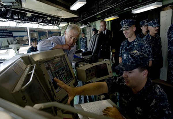 Một thủy thủ đang giới thiệu về hoạt động của tàu. Tàu USS Freedom hiện neo đậu tại Căn cứ hải quân Changi để tham gia tập trận hải quân với các tàu khác trong khu vực. Tàu USS Freedom dài 115 mét, được thiết kế nhằm chiến đấu ở vùng ven biển. Tốc độ tối đa của tàu là 40 hải lý/giờ.