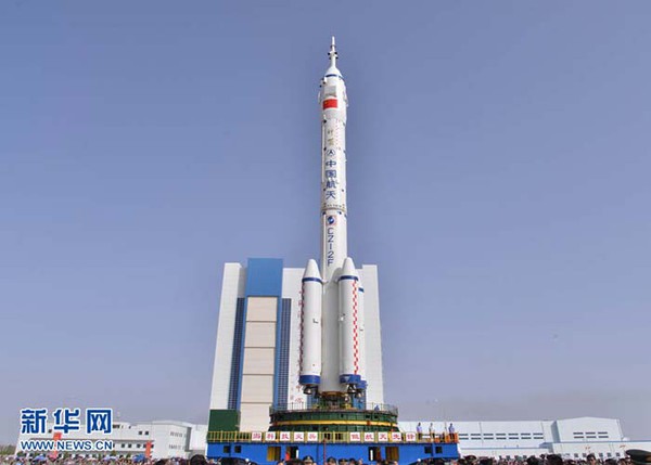 Hình ảnh tên lửa đẩy Trường Chinh 2F cải tiến cùng tàu vũ trụ được đưa đến vị trí phóng.