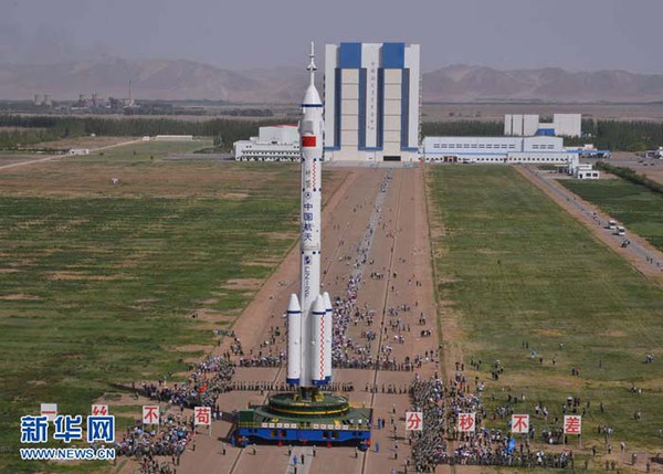 Trung Quốc hiện có tham vọng lớn trong chương trình không gian của mình nhằm đuổi kịp Mỹ và Nga. Theo tuyên bố của Bắc Kinh thì đến năm 2020, nước này sẽ đưa người đặt chân lên mặt trăng và xây dựng một trạm vũ trụ riêng trên quỹ đạo.