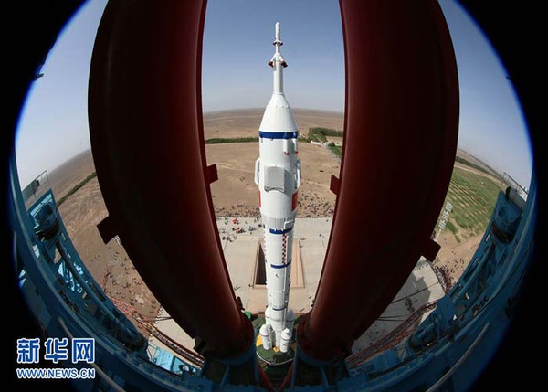Trong những năm gần đây, Trung Quốc liên tục đạt được những bước tiến lớn để cụ thể hóa tham vọng không gian trên. Với chuyến bay này, Trung Quốc trở thành một trong ba nước (cùng với Mỹ, Nga) có khả năng tự đưa người vào vũ trụ và thực hiện việc đi bộ ngoài khoảng không vũ trụ.