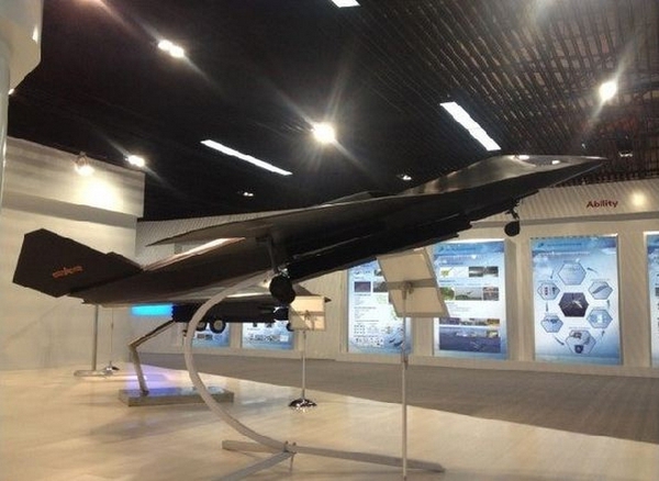 Và mô hình thật của H-X xuất hiện ở một triển lãm hàng không nội địa nào đó ở Trung Quốc.
