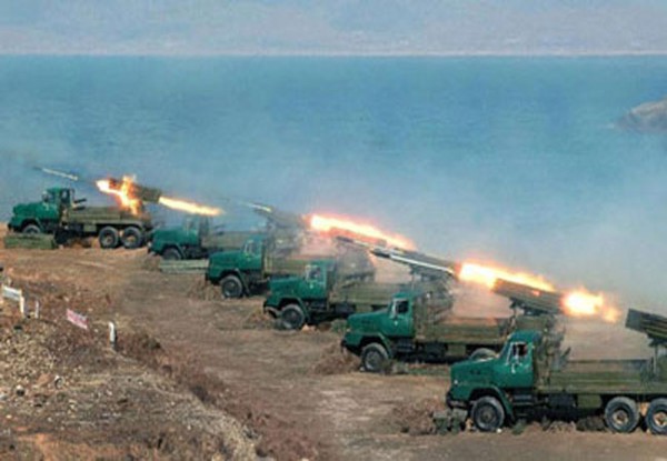 Ngay cả các hệ thống pháo tên lửa tiên tiến 12 nòng của Nga là 9K58 “Smerch” (NATO gọi là Tornado), sử dụng đạn pháo tên lửa điều khiển đạn đạo 9M542 cùng cỡ 300mm cũng chỉ có tầm bắn tối thiểu/tối đa là 40/120km. Vì vậy, hiện Mỹ - Hàn đang đau đầu xem xét là Triều Tiên làm sao lại phát triển được loại pháo tên lửa có tầm bắn xa như vậy. (Pháo Triều Tiên trong một lần tập trận)