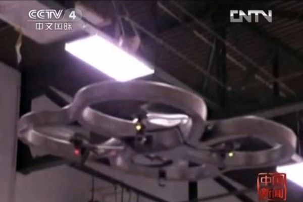 
	Vào ngày 6/6 vừa qua, một đoạn clip đã được các nhà KH Mỹ công bố liên quan tới công nghệ điều khiển UAV bằng ý nghĩ. Theo đó, một nhóm kỹ sư y - sinh thuộc Đại học Minnesota (Mỹ) đã nghiên cứu và tìm ra cách khiến một chiếc UAV điều khiển từ xa vượt qua các vòng chướng ngại vật đơn giản chỉ bằng suy nghĩ về những động tác tay khác nhau.