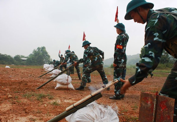 Khẩu lệnh của chỉ huy vang lên dõng dạc, dứt khoát: Mang lượng nổ! ... Tiến! ... Đặt lượng nổ! 5 chiến sĩ nhanh chóng đặt nhẹ nhàng thuốc nổ.