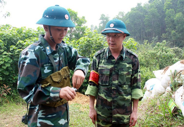 Tại khu vực ném lựu đạn. Các chiến sĩ đều bình tĩnh chờ giây phút “điểm hỏa”.