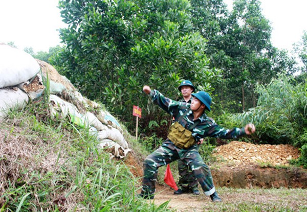 Chiến sĩ Nguyễn Văn Hữu, Trung đội 1 là người đầu tiên ném lựu đạn.