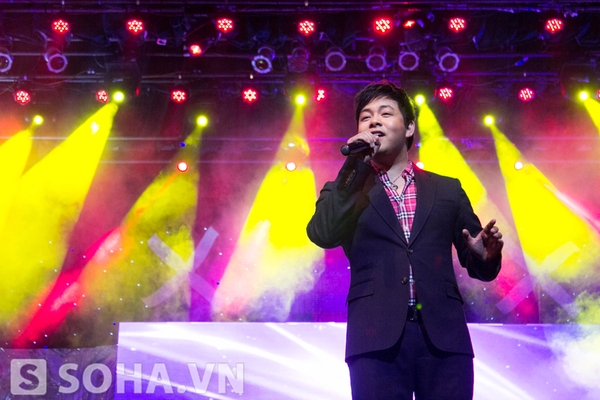 
	Ngay từ khi Quang Lê xuất hiện trên sân khấu, anh đã nhận được sự cổ vũ nồng nhiệt của khán giả.