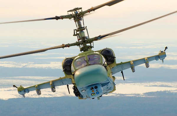 Ka-52 có thể thực hiện các thao tác cơ động phức tạp để tấn công mục tiêu hoặc tránh đạn phòng không.