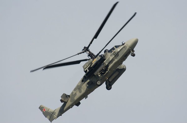 Ka-52 sử dụng 2 động cơ tuốc bin trục TV3-117VMA giúp máy bay đạt vận tốc tối đa 310km/h, trần bay 5.500km.