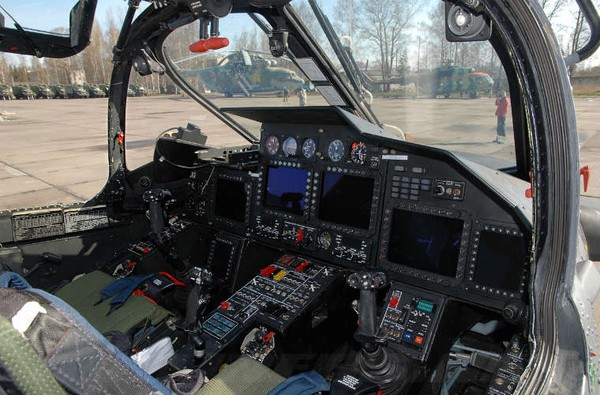 Cận cảnh buồng lái hiện đại của Kamov Ka-52. Kính chắn gió buồng lái có thể chống đạn cỡ 23mm. Đặc biệt, Ka-52 là trực thăng chiến đấu đầu tiên nói riêng và trực thăng nói chung trang bị ghế phóng khẩn cấp cho phi công thoát hiểm.